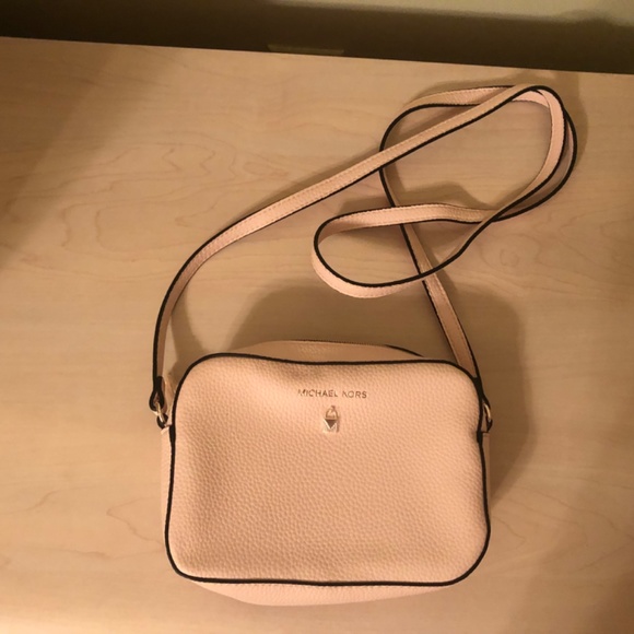 Holiday Sale! Beautiful New Michael Kors Soft Pink Crossbody and 2 Piece Bundle - Picture 3 of 16